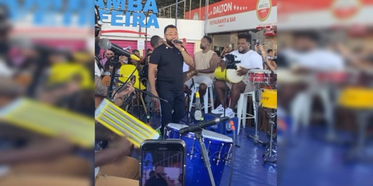 Show surpresa do Dudu Nobre agita samba na feira do Gama. Vídeo