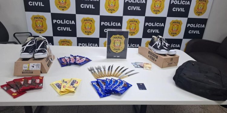 “Ladra da bike” flagrada ao furtar celular dentro de caminhão é presa