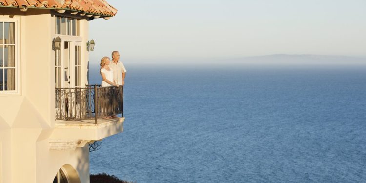 Estudo sugere que viver perto do mar pode aumentar a longevidade