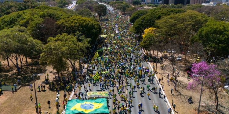 Em ato, bolsonaristas atacam Moraes: “Cabeça de ovo, supremo é o povo”