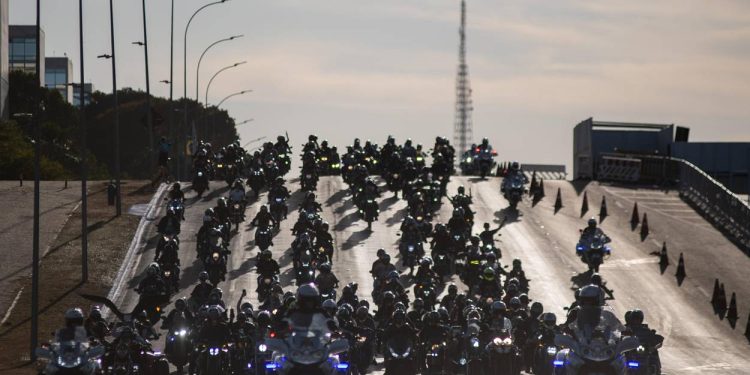 Vídeo: desfile com centenas de motociclistas encerra Capital Moto Week
