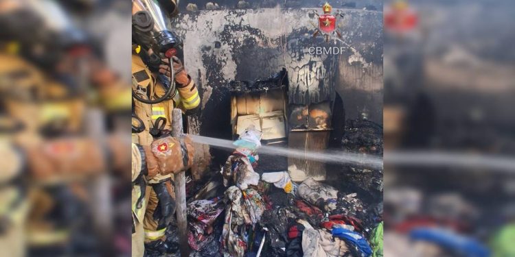 Casa fica parcialmente destruída após pegar fogo no Recanto das Emas