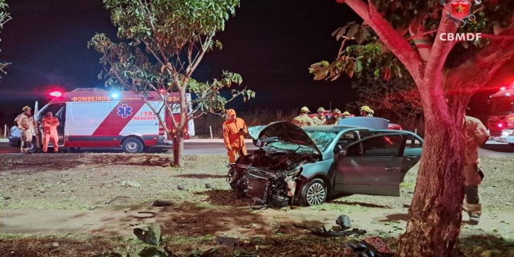 DF: carro colide em árvore e uma vítima morre no local