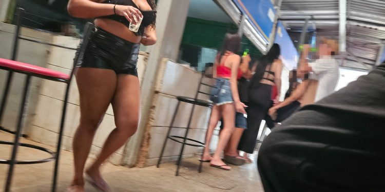 “Iscas” seduzem clientes para gastar na “banca do trepa-trepa” em feira do DF