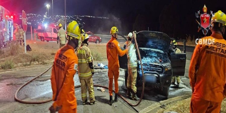 Carro pega fogo na BR-020 e bombeiros são acionados na madrugada