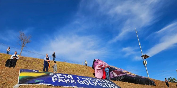 Grupo ergue boneco de Bolsonaro em dia de julgamento: “Sem anistia”