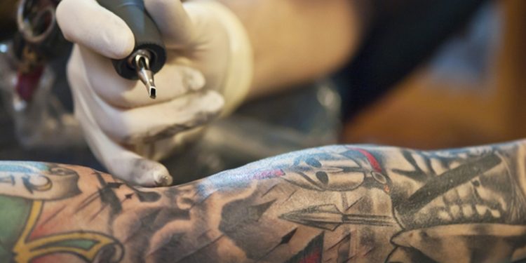 Anvisa suspende venda de anestésico para tatuagem. Saiba qual