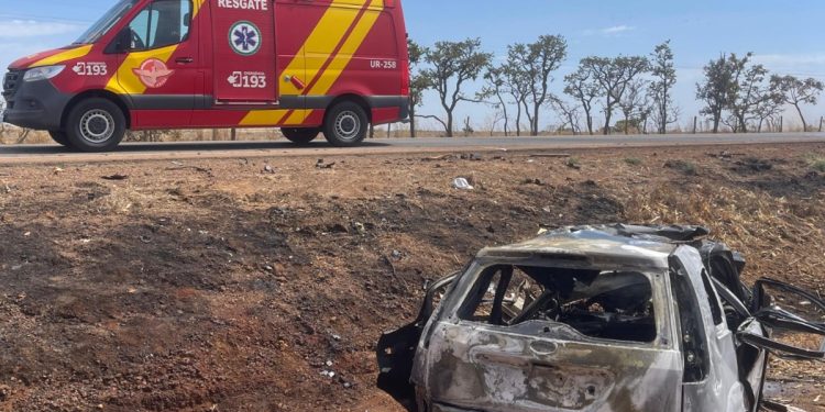 Carro bate em carreta de tomates e pega fogo; duas pessoas morreram