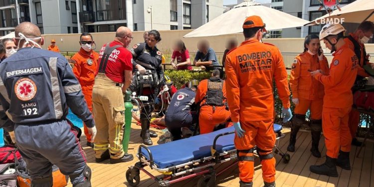 Homem é reanimado após se afogar em piscina de condomínio no Park Sul