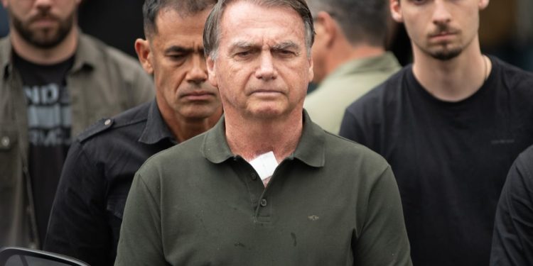 Entenda: Bolsonaro tem anemia, pneumonia e lesões de pele retiradas