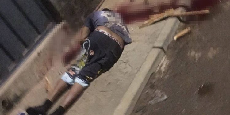 Adolescentes estavam sujos de sangue após matar namorado da prima