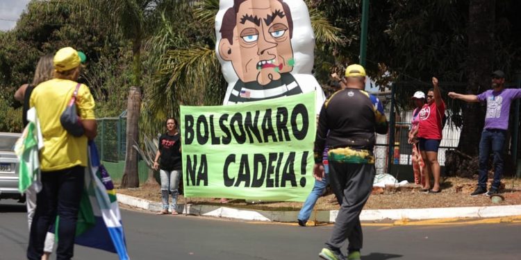 PMDF manda manifestantes recolherem “pixuleco” de Bolsonaro. Vídeo