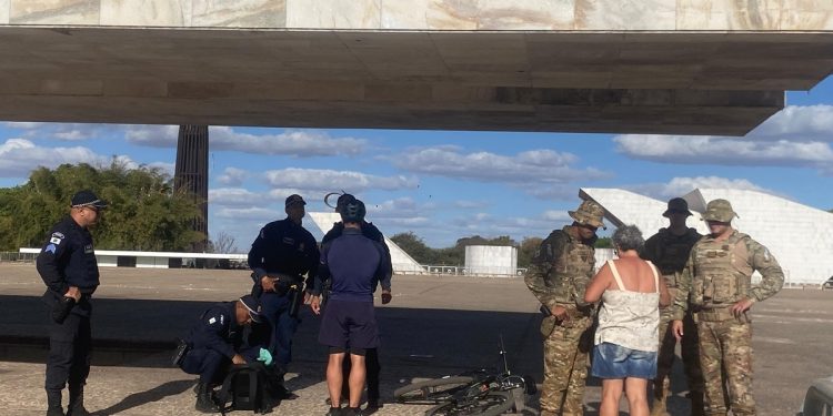 Praça dos Três Poderes: até turistas são revistados em dia de julgamento