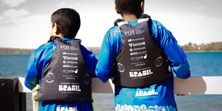 Projeto gratuito ensina esportes a remo a mais de 300 pessoas do DF