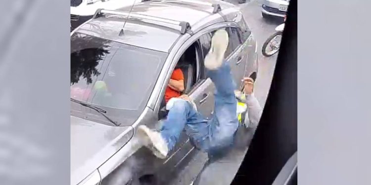 Veja momento em que PM mata motociclista ladrão durante assalto em SP