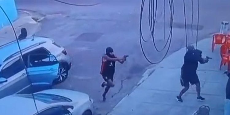 Video: pulando em uma perna só, ladrão é flagrado assaltando bar
