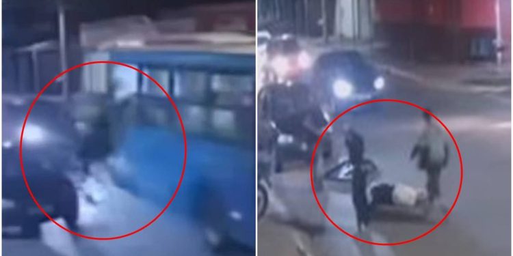 Adolescentes brincam com alavanca de emergência e caem de ônibus; veja