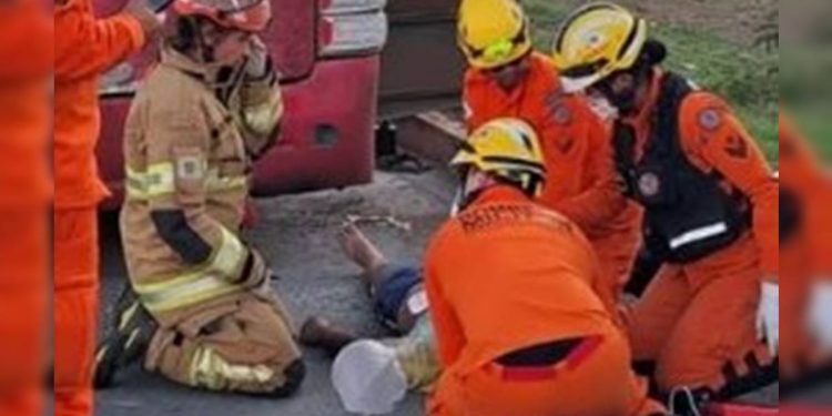 Veja resgate de homem que morreu ao trocar pneu de ônibus de cantora