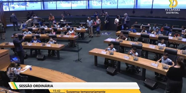 McDonald’s, 6 dias de folga e picolé: alunos apresentam “PLs” na CLDF