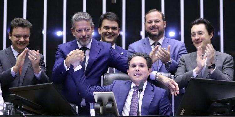 Isenção do IR, comemoração e impasse: como foi a votação unânime na Câmara dos Deputados