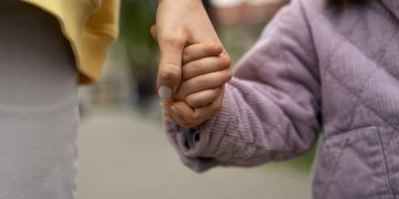 A menina que morava no mundo invisível