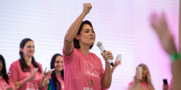 Michelle Bolsonaro: entre candidata a presidente e fala submissa