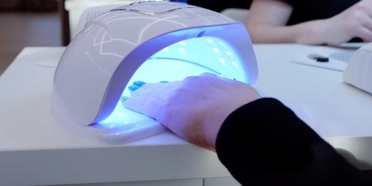 Anvisa proíbe produtos usados em esmaltação em gel por risco de câncer
