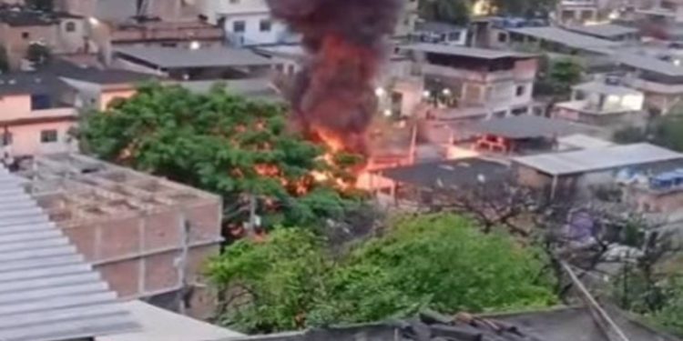 Complexo do Alemão vira campo de guerra em megaoperação com 2.500 policiais