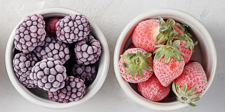 Frutas congeladas perdem os nutrientes? Médica explica se vale a pena