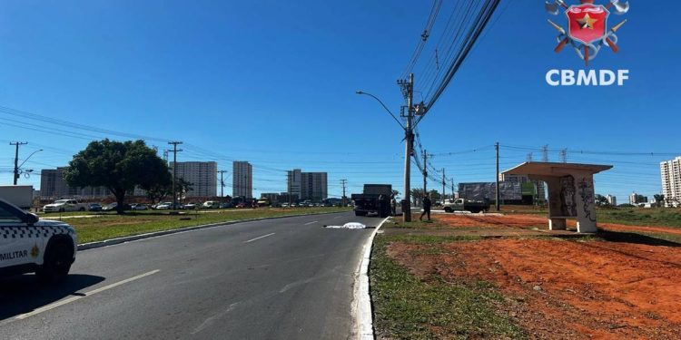Homem morre após se desequilibrar e ser atropelado por caminhão no DF