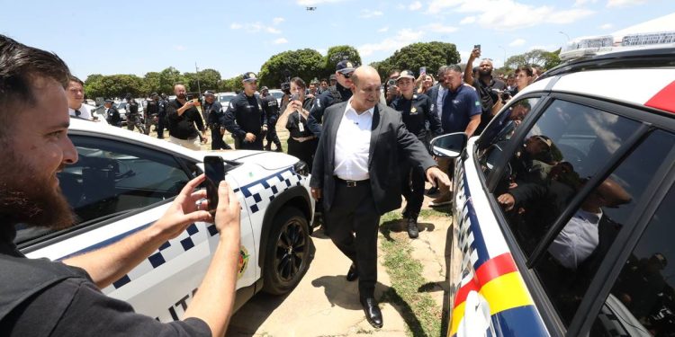 Ibaneis Rocha entrega 125 novas viaturas à Polícia Militar do DF