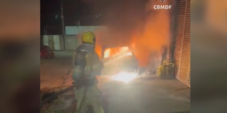 Vídeo: carro em chamas mobiliza bombeiros no Distrito Federal