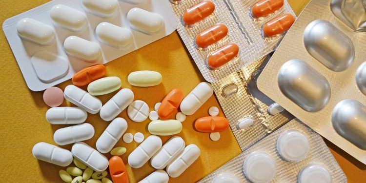 Projeto propõe fechar comércios que vendam remédios falsos no DF