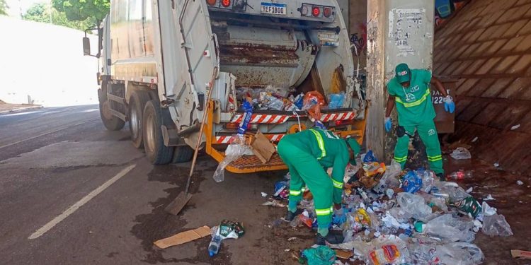 Idosa ficou 7 dias sem luz no DF após caminhão do SLU arrancar fiação