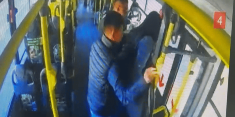 Peruano que furtava celulares de mulheres em ônibus do DF é preso