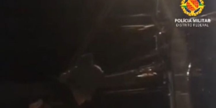 Ladrão escala poste para roubar fios de energia e é preso no DF. Vídeo