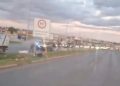Motociclista em alta velocidade morre após bater em poste na BR-070