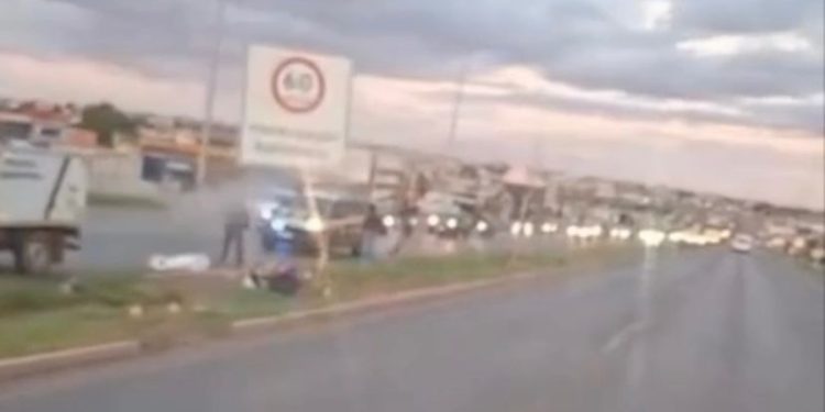 Motociclista em alta velocidade morre após bater em poste na BR-070