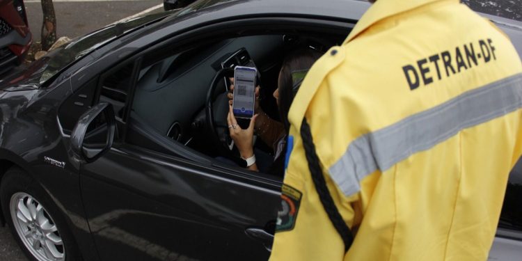 Fiscalização do Detran-DF começa para placas de finais 3, 4 e 5