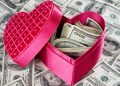 Mulher finge romance e aplica “estelionato amoroso” de R$ 340 mil