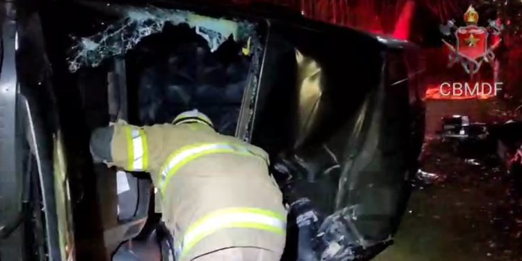 Van com 18 atletas de SP que praticam ginástica acrobática tomba no DF