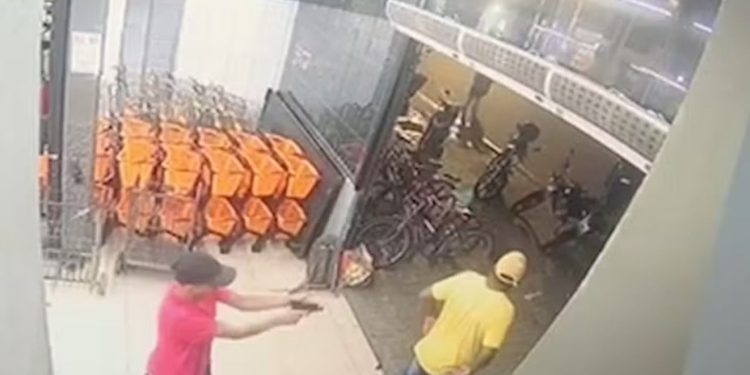 Vídeo: criminoso tenta matar PM aposentado pelas costas e arma falha