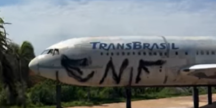 Um mês após revitalização, avião de Taguatinga volta a ser pichado