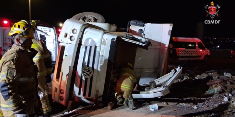 Caminhão tomba e motorista fica preso às ferragens na BR-070