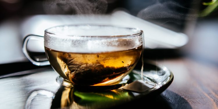 Chá anti-inflamatório ajuda a aliviar estresse e cólicas menstruais