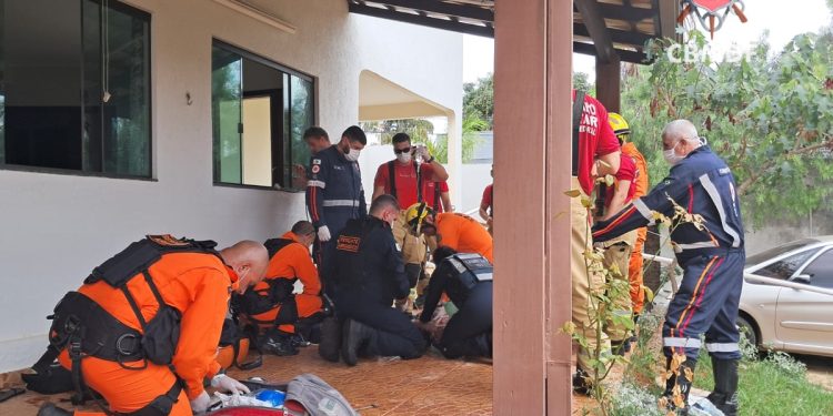 Jovem morta com choque usava enceradeira elétrica durante faxina