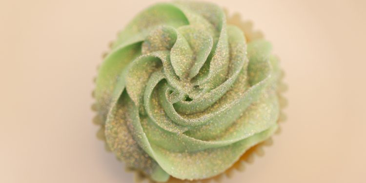 Anvisa alerta sobre riscos no uso de glitter em bolos e doces