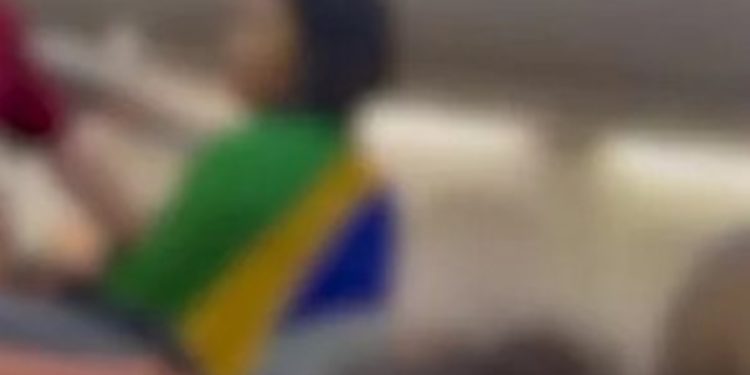 Barraco de mulher com bandeira do Brasil fez passageiros perderem voos