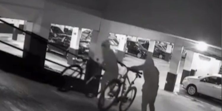 Dupla encapuzada invade garagens do DF para furtar bicicletas. Vídeo