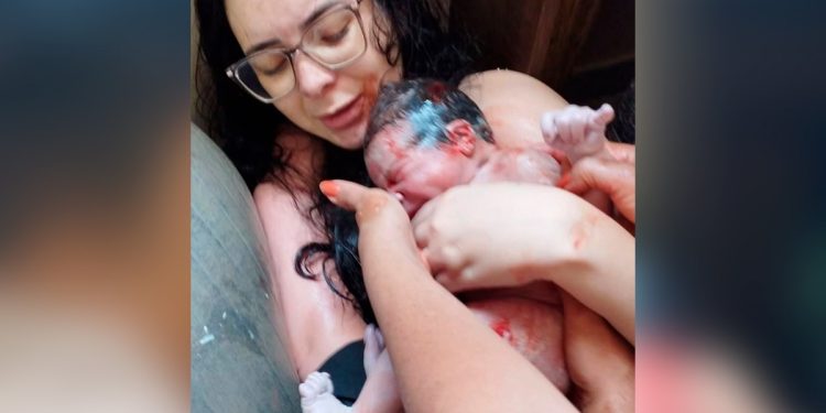 Cabo do Exército faz parto da própria filha em casa: “Um milagre”